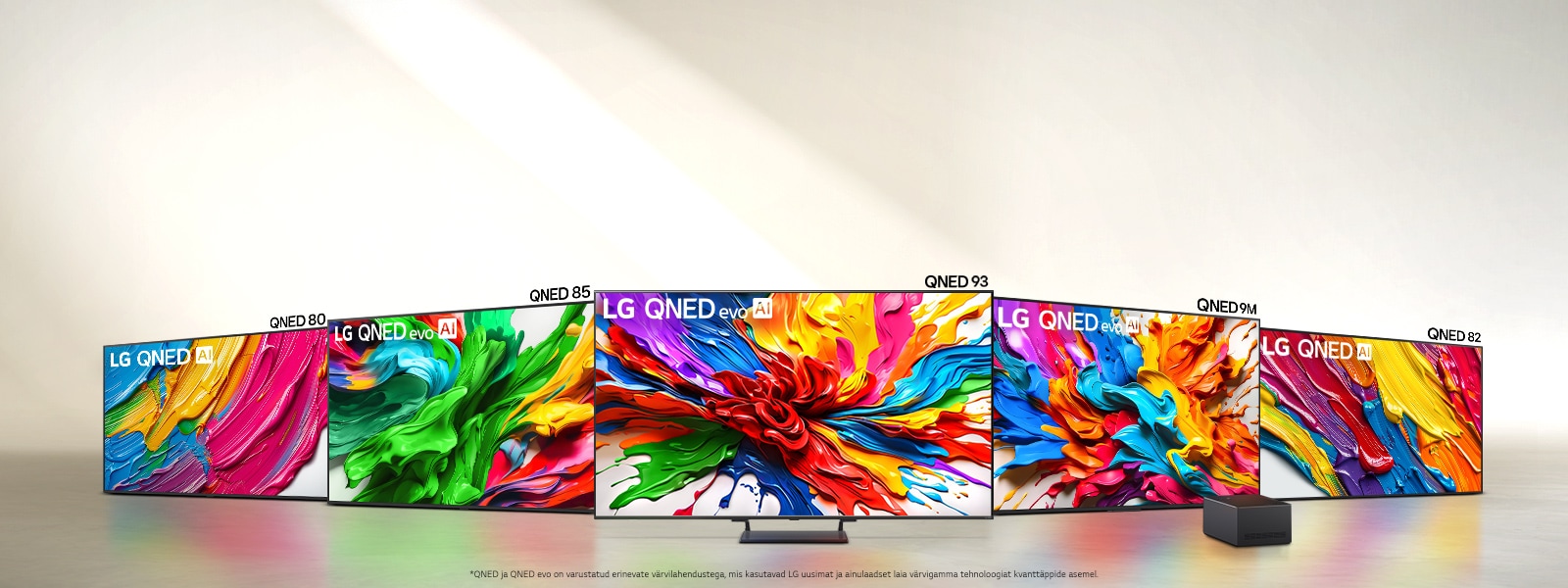 Suur lameekraaniga LG QNED Mini LED teler, mis on paigaldatud helehallile seinale ja millel on LG QNED 8K MiniLED logo üleval vasakul ja 8K logo all paremal.